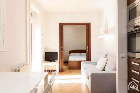 Cosy 1-Bedroom Apartment with Balcony Near the Beach - Photo 2