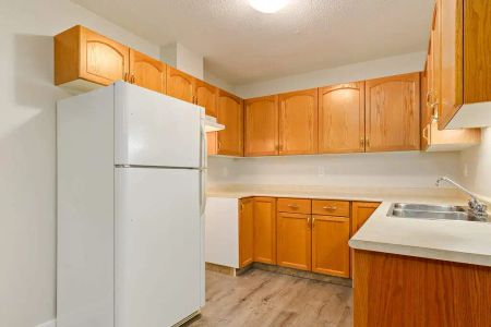 - 2 Bedroom at Wild Rose Place - Photo 2