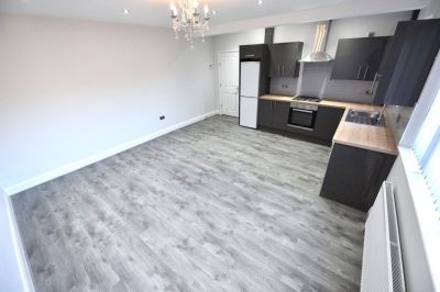 3 bedroom Flat in Lea Farm Drive, Leeds - Photo 2