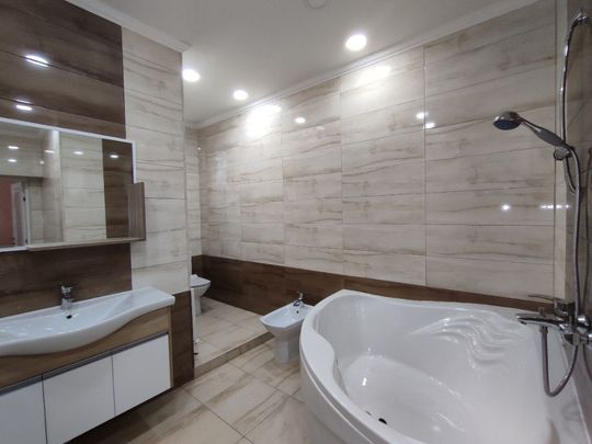 Oferim un apartament spre inchiriere cu 3 camere in zona Frunzisului - Photo 1