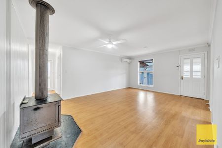 Spacious Family Home in Rockbank - Photo 2