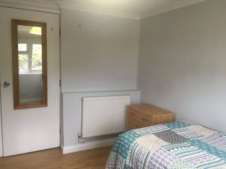 5 Bed Terraced House, Ley St, IG1 - Photo 3