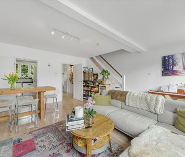 A well-presented three bedroom townhouse with private parking and a... - Photo 4