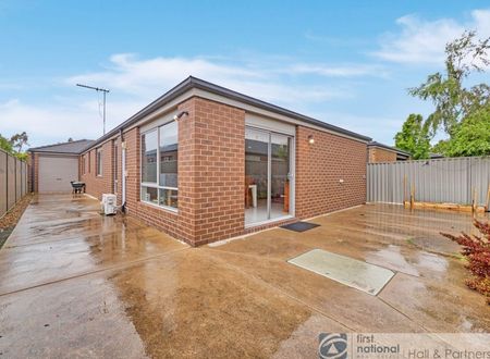 18 Scullin Street, Cranbourne East - Photo 5