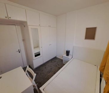 4 bedroom flat share to rent - Photo 4