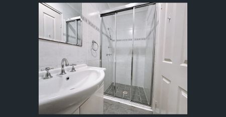 Spacious Open Plan neat & Tidy Two Bedroom Unit! - Photo 3