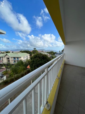 A LOUER TRES GRAND ET BEAU T3 QUARTIER GERBEAU FORT DE FRANCE AVEC VUE MER - Photo 3