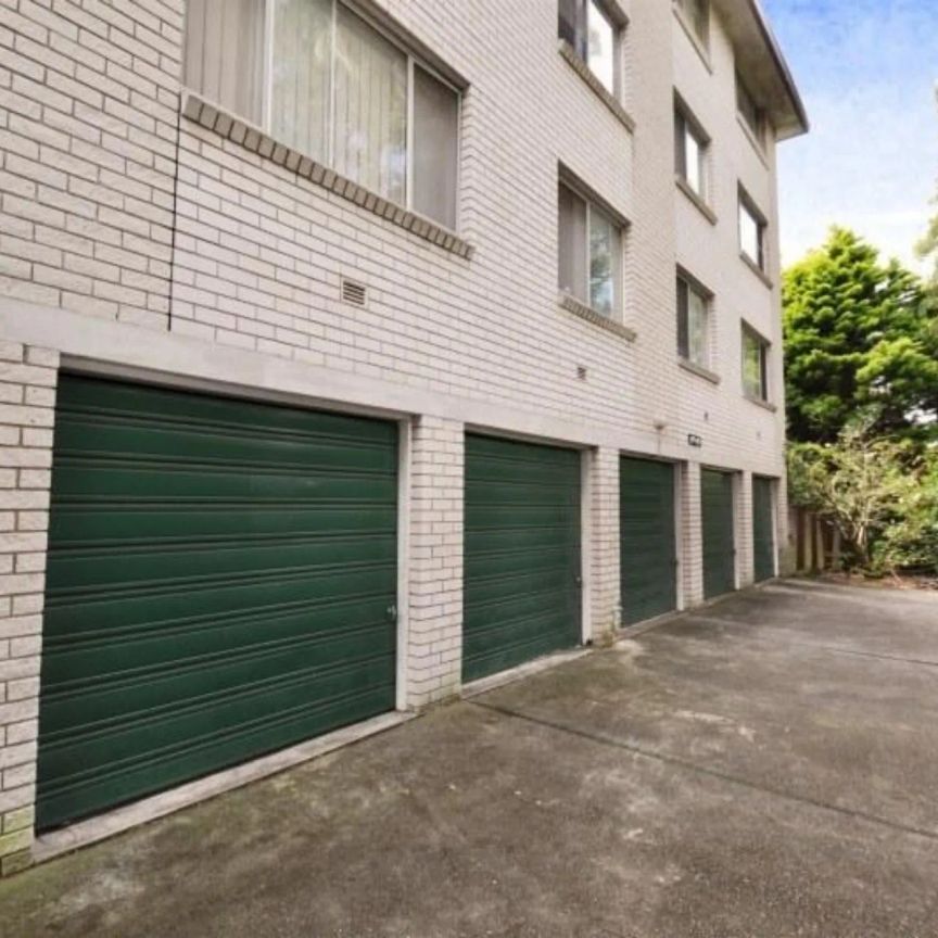 Top floor corner apartment with leafy views - Photo 1