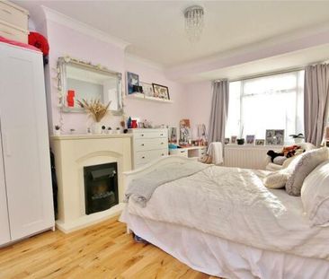 Robin Hood Road, Woking - 3 bedrooms Property for lettings - Seymours - Photo 2