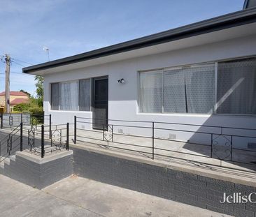 Low maintenance two bedroom unit in super central location! - Photo 5