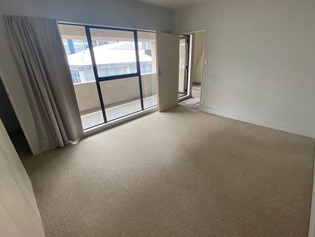 Chic 3BR Te Aro Apt - Central Living! - Photo 2