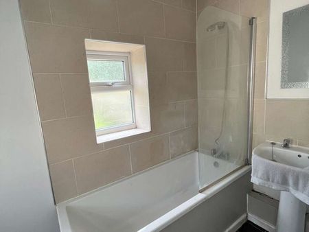 🏡 Traditional HMO Living at 74 Mayfield Street, Hull Room 6 - Double Room En-suite - Photo 4