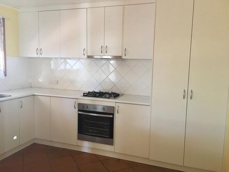 Spacious 3 bedroom home with large back yard. - Photo 5