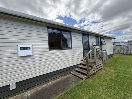 Secure and sunny Lockwood home - Photo 2