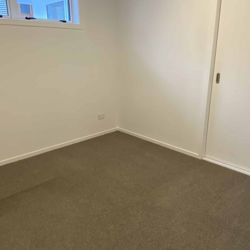 This stunning townhouse - Photo 1