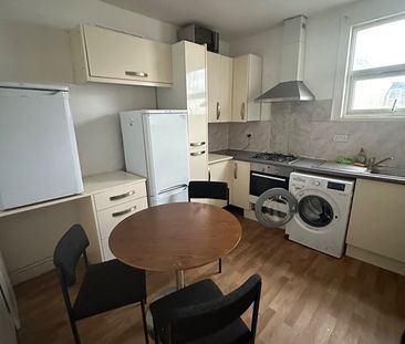 Room in a Shared House, Barking Road, E6 - Photo 2