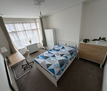 3 Bed Terraced House, Morden Road, SW19 - Photo 4