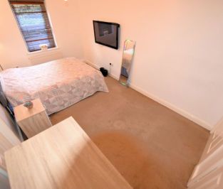 2 bedroom Flat in Flat 3, Leeds - Photo 6