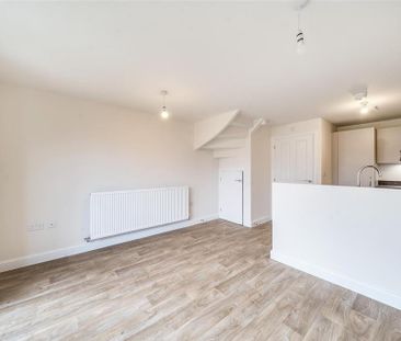 4 bedroom end of terrace house to rent - Photo 2