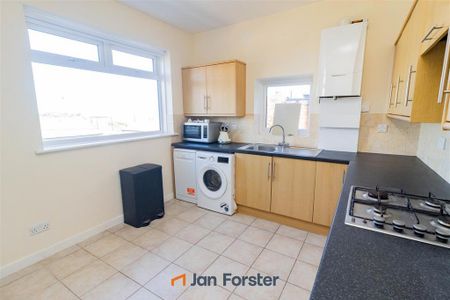 3 bedroom maisonette to rent - Photo 4