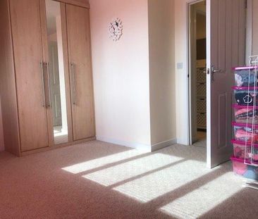4 bedroom semi-detached house to rent - Photo 4