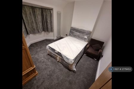 1 bedroom in a house share to rent - Photo 2