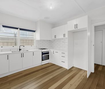 Spacious Two Bedroom Home in Prime Essendon Pocket - Photo 6