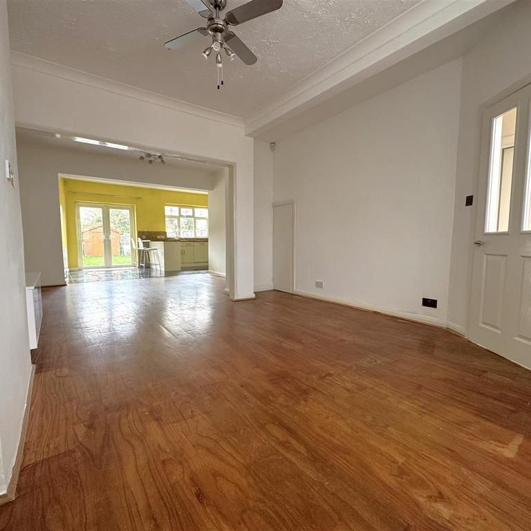 5 bedroom semi-detached house to rent - Photo 1