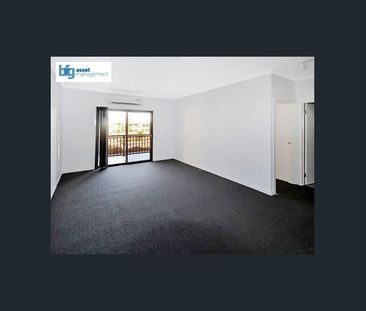 Modern & Spacious Three Bedroom Townhouse! - Photo 4