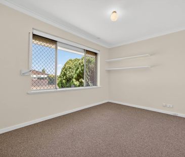 Family Living with Pool - Photo 3