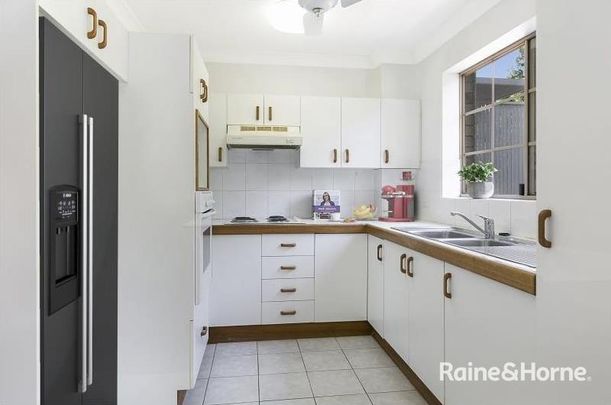 Spacious Ground-Floor Unit with Expansive Leafy Courtyard - Photo 1