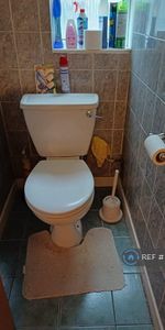 1 bedroom in a flat share to rent - Photo 3