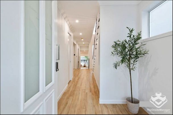 Family Retreat in the Heart of Tarragindi - Photo 1