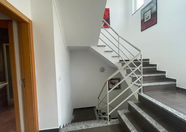 Excelente moradia V3 com Piscina localizada em Albufeira na zona das Ferreiras.