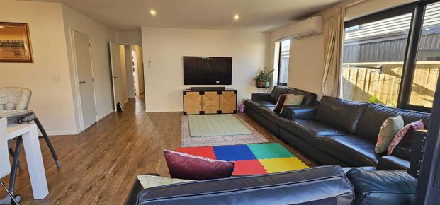 Beatifully designed Hanley's home - Photo 1