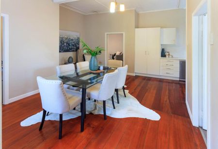 This sunny inviting family home - Photo 3