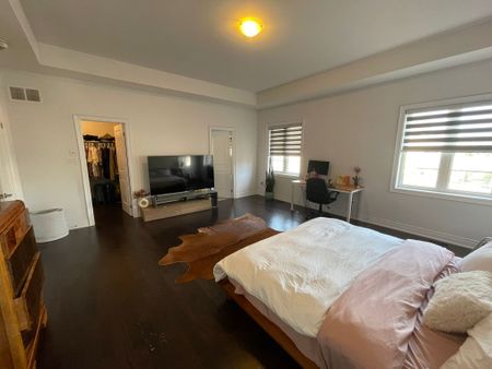 Four bedroom Brampton - Photo 3