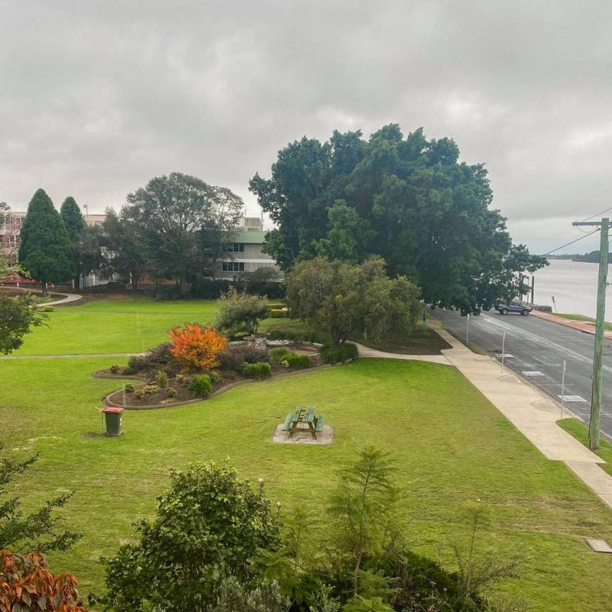 Be regal by the River! - Photo 1