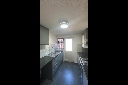 3 Bed Terraced House, Lathom Road, E6 - Photo 4
