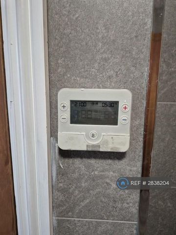 1 bedroom in a flat share to rent - Photo 5