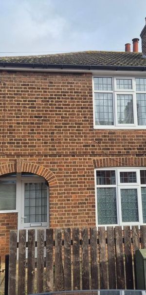 2 bedroom semi-detached house to rent - Photo 2