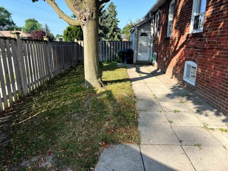 For Lease - 46 Ilfracombe Crescent, Toronto, Ontario - Photo 4