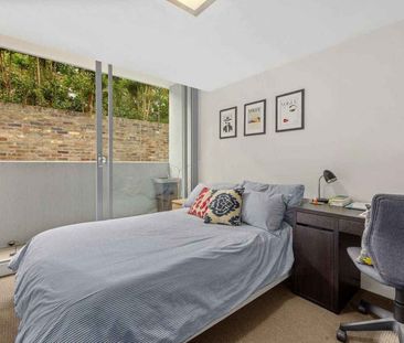 DELIGHTFUL GARDEN APARTMENT IN 'WAREHOUSE 5' - Photo 3
