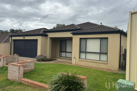 Modern Three Bedroom Home - Photo 4