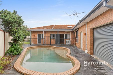 Spacious 4-Bedroom Home with Pool in Craigieburn - Photo 4