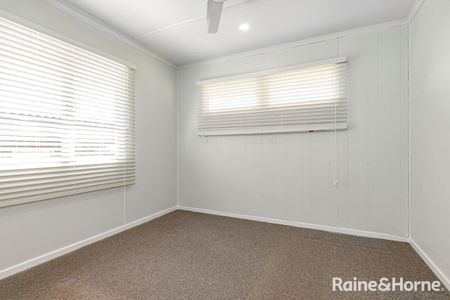 NEAT & TIDY THREE BEDROOM HOME IN WEST GLADSTONE! - Photo 3