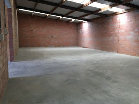 Een magazijn voor opslag in het centrum van Sinaai! - Foto 3