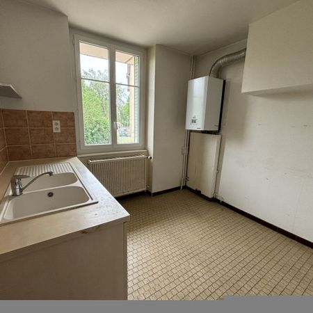 Location Appartement 4 pièces 83m² BOURG EN BRESSE 01000 - Photo 3