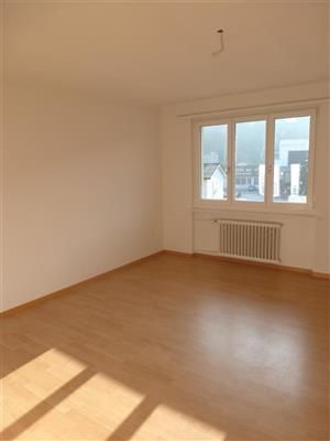 "helle moderne 4.5-Zimmer-Wohnung mit sonnigem Balkon an ruhiger Lage" - Photo 1