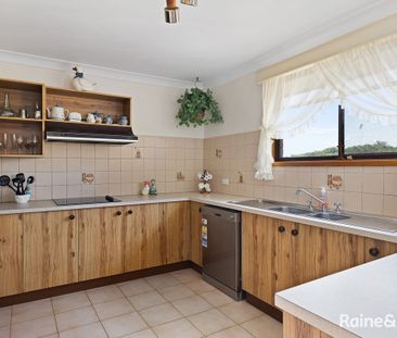 Large Family home with stunning views - Photo 1